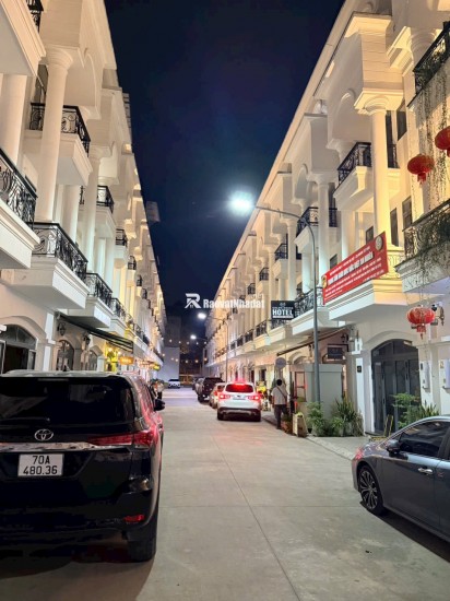 BÁN: Nhà phố 1 trệt 3 lầu, 4,7 tỷ, liền kề Vincom TP Tây Ninh, NH hỗ trợ vay 70% lãi suất ưu đãi